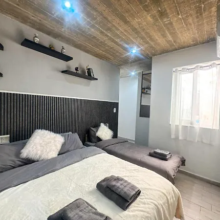 Apartment Stylish In Paceville - 3 Bedrooms, 3 Bathrooms, 2 Kitchens, Great For Friends & Groups *