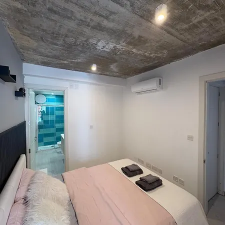 Stylish In Paceville - 3 Bedrooms, 3 Bathrooms, 2 Kitchens, Great For Friends & Groups *