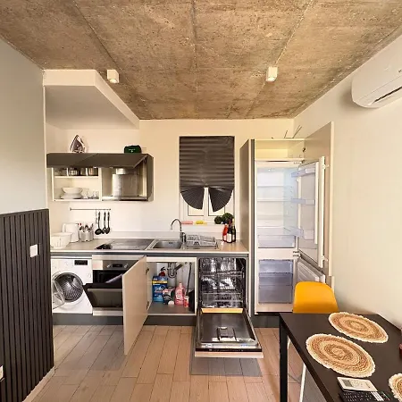 Apartment Stylish In Paceville - 3 Bedrooms, 3 Bathrooms, 2 Kitchens, Great For Friends & Groups *