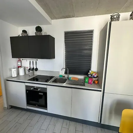 Stylish In Paceville - 3 Bedrooms, 3 Bathrooms, 2 Kitchens, Great For Friends & Groups Διαμέρισμα Saint Julian's