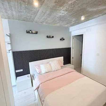Apartment Stylish In Paceville - 3 Bedrooms, 3 Bathrooms, 2 Kitchens, Great For Friends & Groups