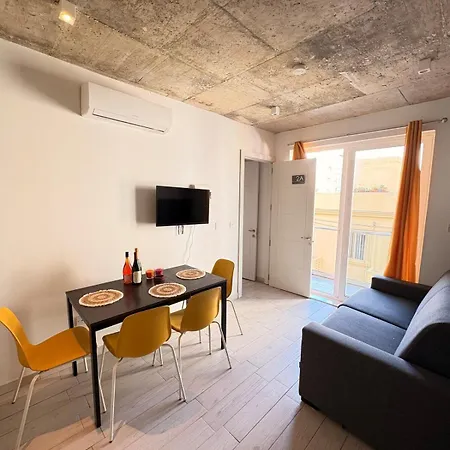 Stylish In Paceville - 3 Bedrooms, 3 Bathrooms, 2 Kitchens, Great For Friends & Groups