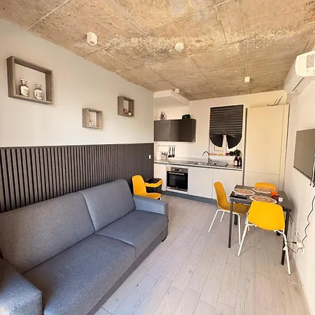 Apartment Stylish In Paceville - 3 Bedrooms, 3 Bathrooms, 2 Kitchens, Great For Friends & Groups