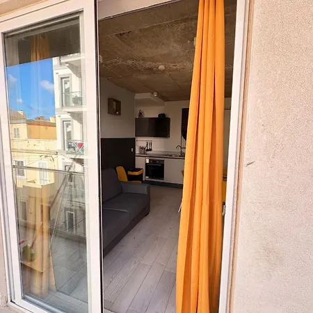 Stylish In Paceville - 3 Bedrooms, 3 Bathrooms, 2 Kitchens, Great For Friends & Groups *