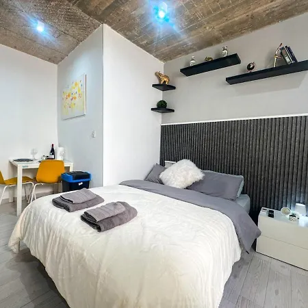 Stylish In Paceville - 3 Bedrooms, 3 Bathrooms, 2 Kitchens, Great For Friends & Groups Saint Julian's