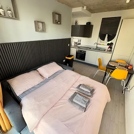 Stylish In Paceville - 3 Bedrooms, 3 Bathrooms, 2 Kitchens, Great For Friends & Groups Apartament