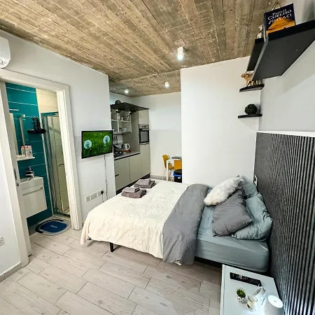 Stylish In Paceville - 3 Bedrooms, 3 Bathrooms, 2 Kitchens, Great For Friends & Groups Apartmán *