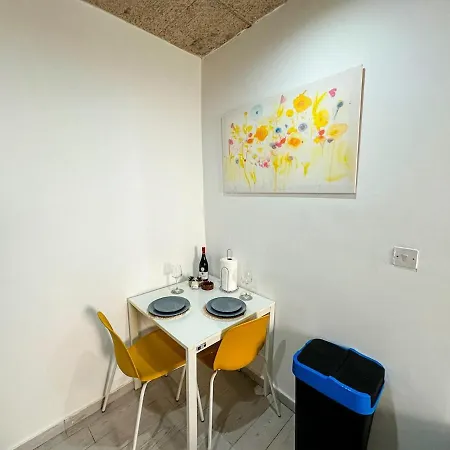 Stylish In Paceville - 3 Bedrooms, 3 Bathrooms, 2 Kitchens, Great For Friends & Groups Apartmán *