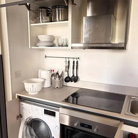 Stylish In Paceville - 3 Bedrooms, 3 Bathrooms, 2 Kitchens, Great For Friends & Groups Apartmán *